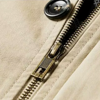 Elegant jacka med flera fickor för en praktisk och sofistikerad stil