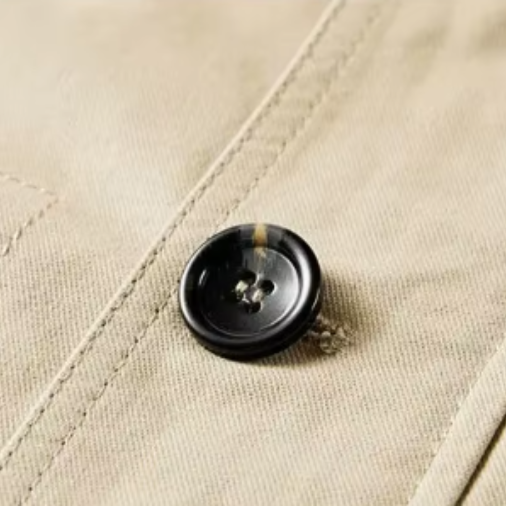 Elegant jacka med flera fickor för en praktisk och sofistikerad stil