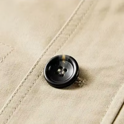 Elegant jacka med flera fickor för en praktisk och sofistikerad stil