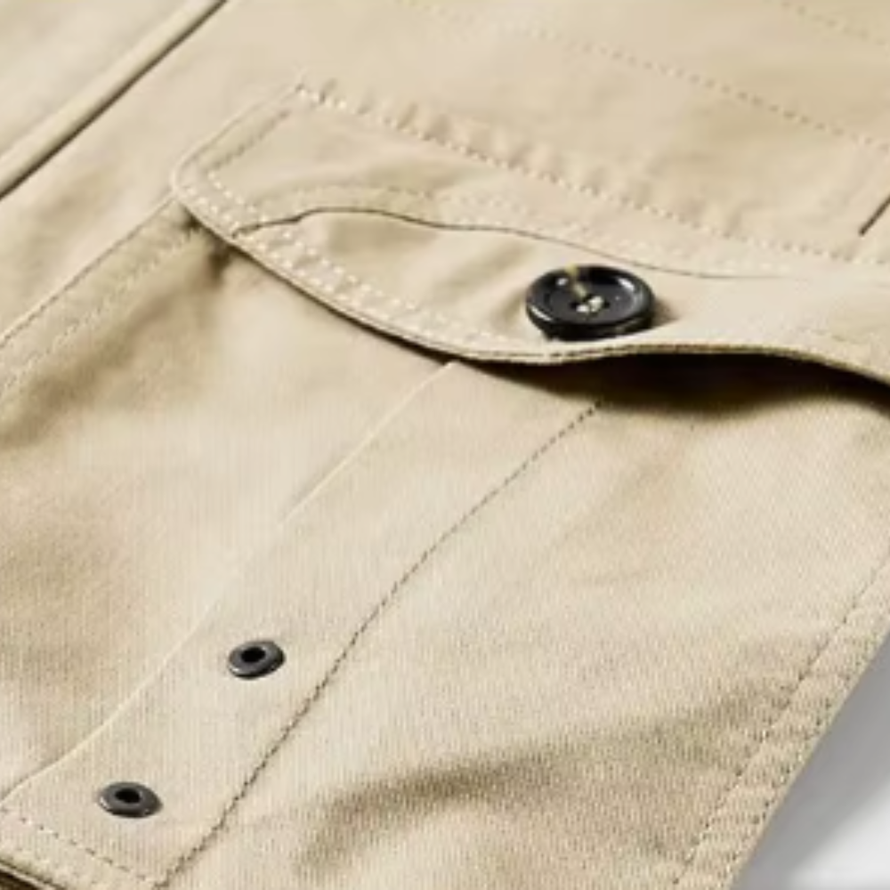 Elegant jacka med flera fickor för en praktisk och sofistikerad stil