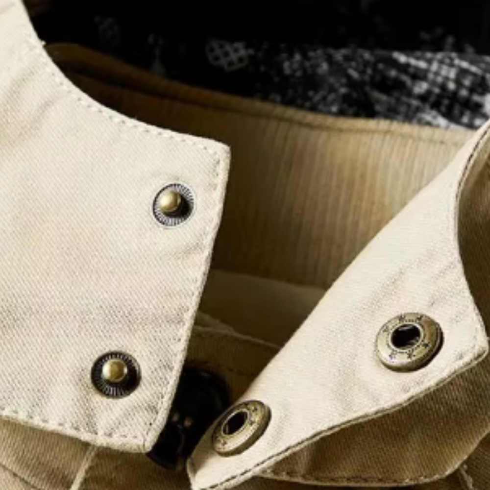 Elegant jacka med flera fickor för en praktisk och sofistikerad stil