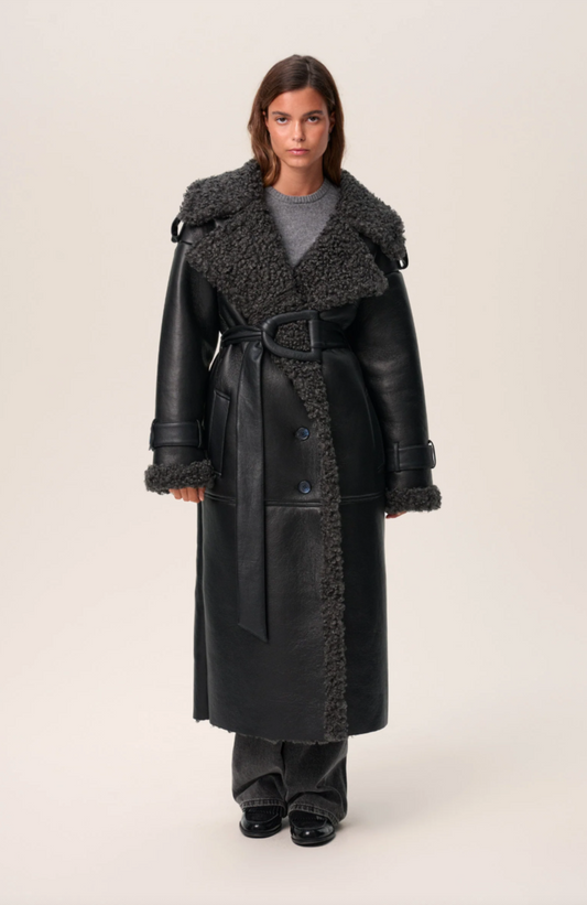 Shearling Trench Coat with Oversized Collar and Sculpted Waist Belt – Luxurious Cold-Weather Outerwear