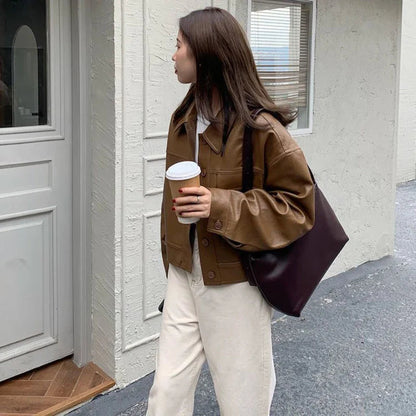 Stilig konstläderjacka med boxig skärning för avslappnade street-chic utseenden